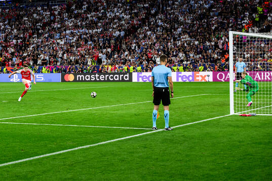 Viktor Gyökeres of Arsenal at a penalty shootout