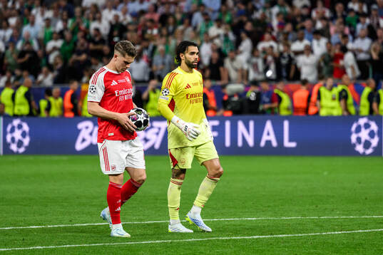 Viktor Gyökeres and goalkeeper David Raya of Arsenal in a