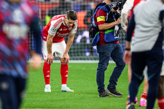 Viktor Gyökeres of Arsenal looks dejected
