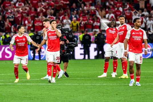 Players of Arsenal looks dejected