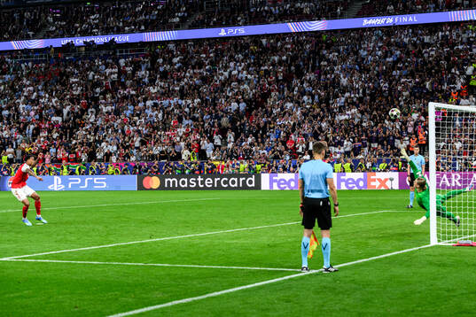 Gabriel of Arsenal looks dejected