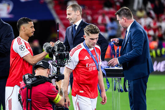 Viktor Gyökeres of Arsenal looks dejected