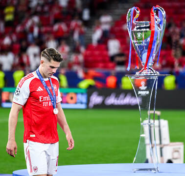 Viktor Gyökeres of Arsenal looks dejected