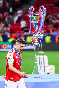 Viktor Gyökeres of Arsenal looks dejected