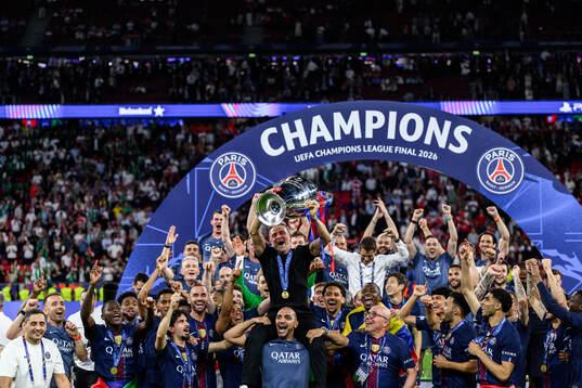 Coach Luis Enrique  of Paris Saint-Germain celebrate with