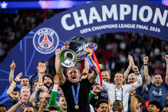 Coach Luis Enrique  of Paris Saint-Germain celebrate with