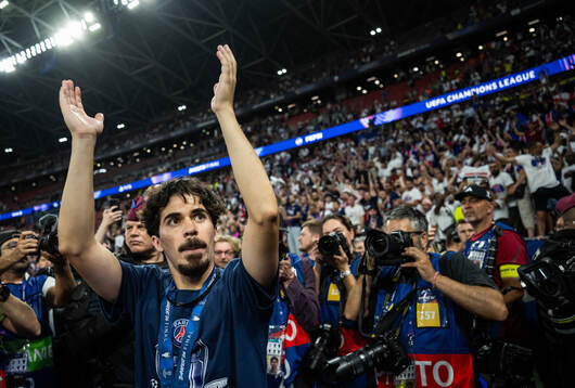 Vitinha of Paris Saint-Germain celebrates