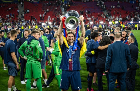 Illja Zabarnyj of Paris Saint-Germain celebrates