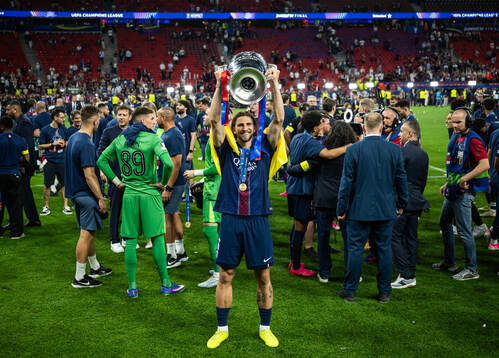 Illja Zabarnyj of Paris Saint-Germain celebrates