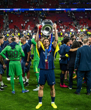 Illja Zabarnyj of Paris Saint-Germain celebrates