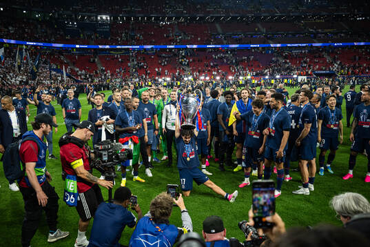 Vitinha of Paris Saint-Germain celebrates