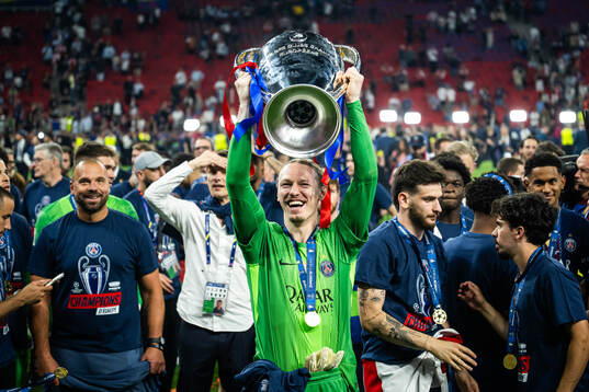 Goalkeeper Matvey Safonov of Paris Saint-Germain celebrates