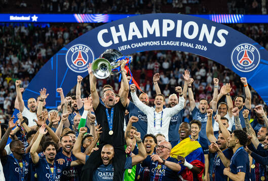 head coach Luis Enrique of Paris Saint-Germain celebrate