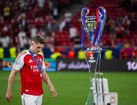 Viktor Gyökeres of Arsenal looks dejected as he pass the