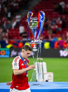 Viktor Gyökeres of Arsenal looks dejected as he pass the