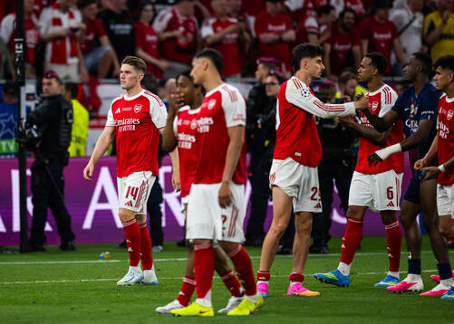 Viktor Gyökeres of Arsenal looks dejected