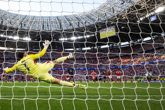 Ousmane Dembele of Paris Saint-Germain scores the 1-1 goal