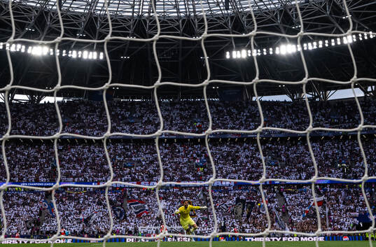 Goalkeeper David Raya celebrates the 0-1 goal