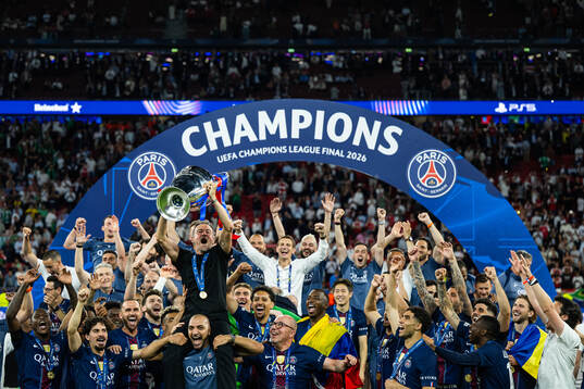 Head coach Luis Enrique of Paris Saint-Germain celebrate