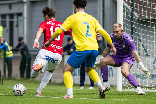 Trelleborgs Sebastian Tipura och Eskilsminnes målvakt Ian