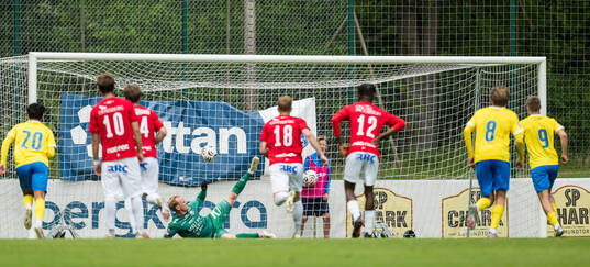 Eskilsminnes André Gustafson gör 2-1 på straff