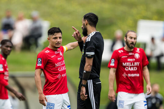 Trelleborgs Ammar Asani i samtal med domaren och