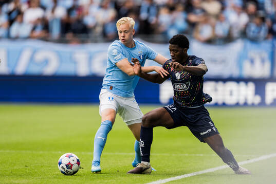 Malmö FFs Otto Rosengren och Halmstads Koudou Marvin Axel