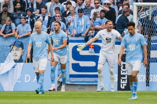 Malmö FFs Andrej Djuric och målvakt Robin Olsen deppar