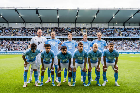 Malmö FFs spelare ställer upp för en lagbild