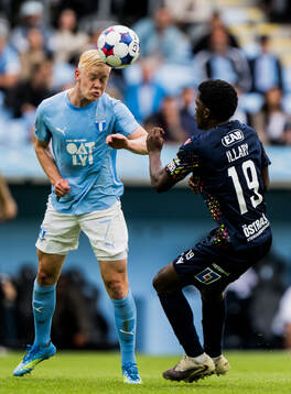Malmö FFs Otto Rosengren och Halmstads Koudou Marvin Axel