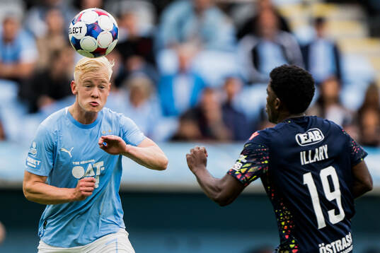 Malmö FFs Otto Rosengren och Halmstads Koudou Marvin Axel