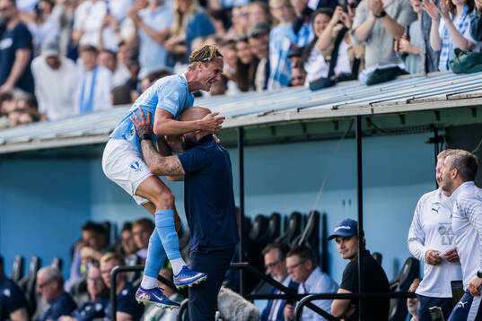 Malmö FFs tränare Guillermo Molins och Erik Botheim jublar