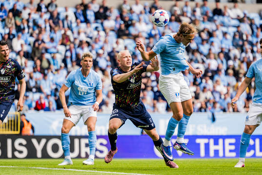 Malmö FFs Erik Botheim nickar in 3-2 målet