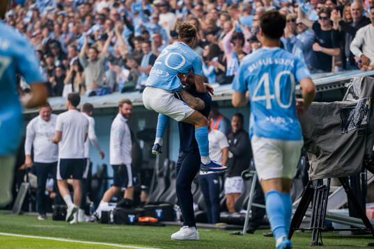 Malmö FFs Erik Botheim och tränare Guillermo Molins jublar