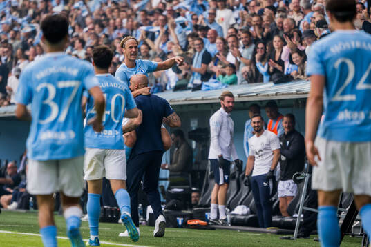 Malmö FFs Erik Botheim och tränare Guillermo Molins jublar