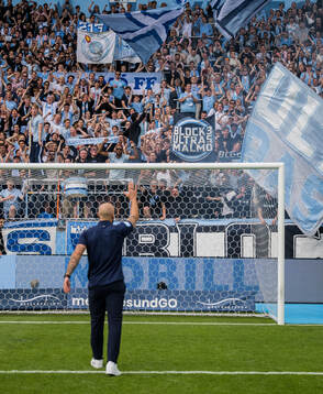 Malmö FFs tränare Guillermo Molins och supportrar jublar