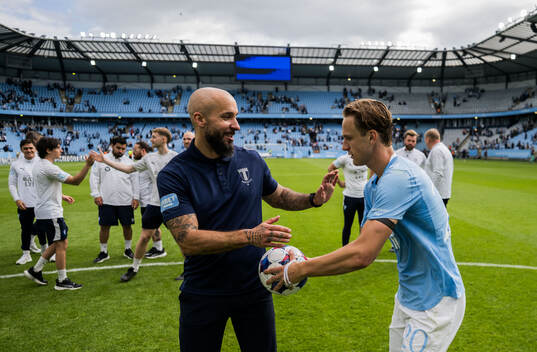 Malmö FFs tränare Guillermo Molins och Erik Botheim