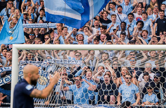 Malmö FFs tränare Guillermo Molins och supportrar jublar