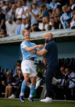 Malmö FFs Erik Botheim jublar med tränare Guillermo Molins