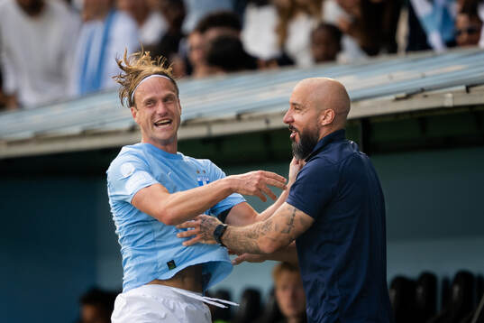 Malmö FFs Erik Botheim jublar med tränare Guillermo Molins