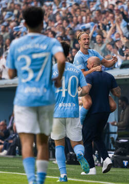 Malmö FFs Erik Botheim jublar ihop med tränare Guillermo