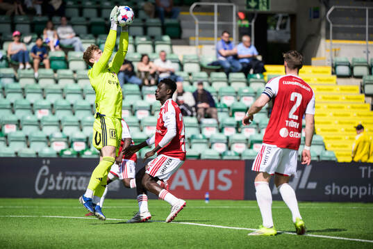 Sandvikens Valassina Solo Diomande och målvakt Otto Lindell