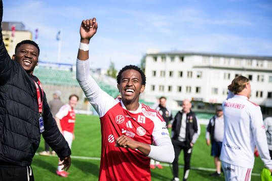 Sandvikens Yabets Yaliso Yaya jublar