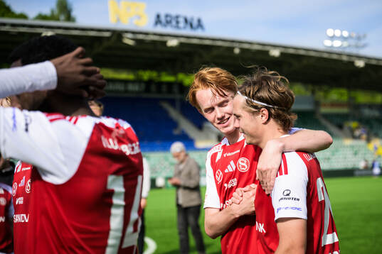 Sandvikens Linus Tagesson och Fabian Andersson jublar