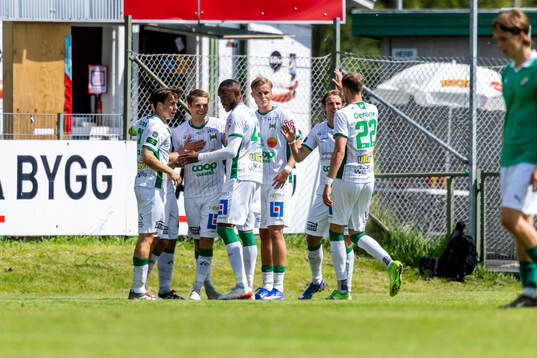 Varbergs Edvin Tellgren har gjort 0-2 och jublar