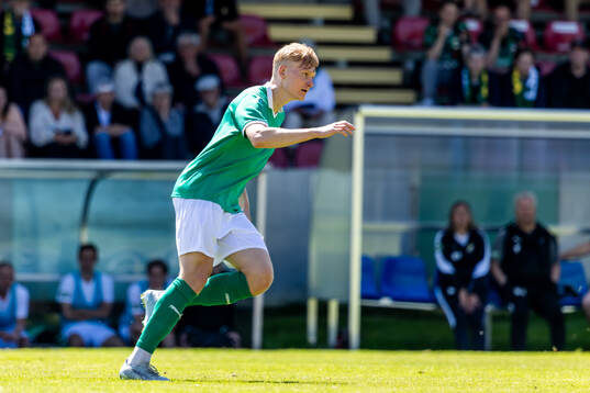 uLjungskiles Filip Örnblom nder fotbollsmatchen i