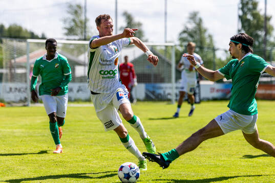 Varbergs Niklas Dahlström och Ljungskiles Mehmet Uzel