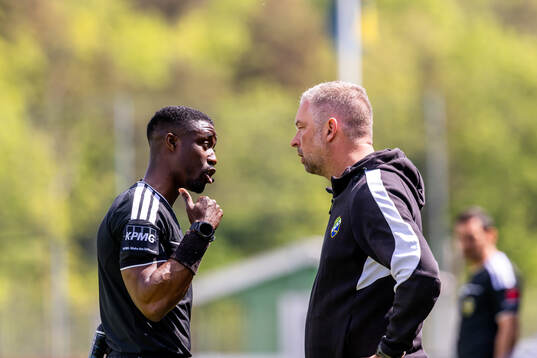 Domare Fredrik Oppong och Ljungskiles tränare Joakim Jensen
