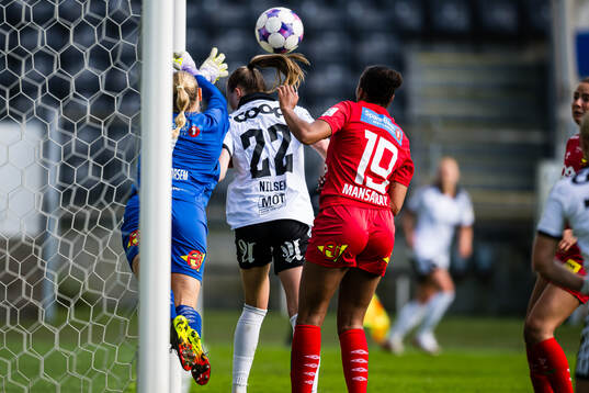 Goalkeeper Klara Thorsrud Sporsem of LSK Kvinner and Cille