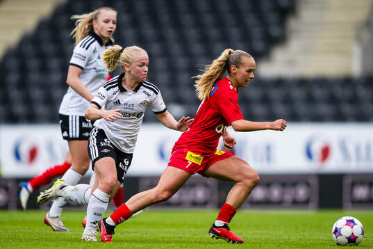 Beate Marcussen of Rosenborg and Ronja Foss Arnesen of LSK